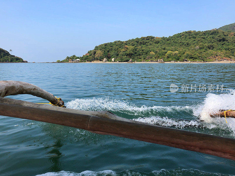 图片来自在印度果阿的Palolem海滩/蝴蝶海滩看海豚巡航，蓝色的大海和天空，热带岛屿天堂